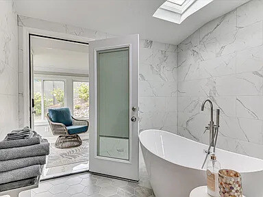 Another view of the soaking tub